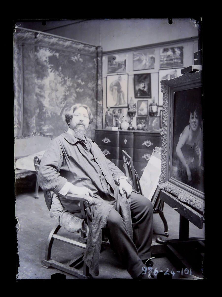 Portrait du peintre Léon Tirode assis dans son atelier devant son chevalet