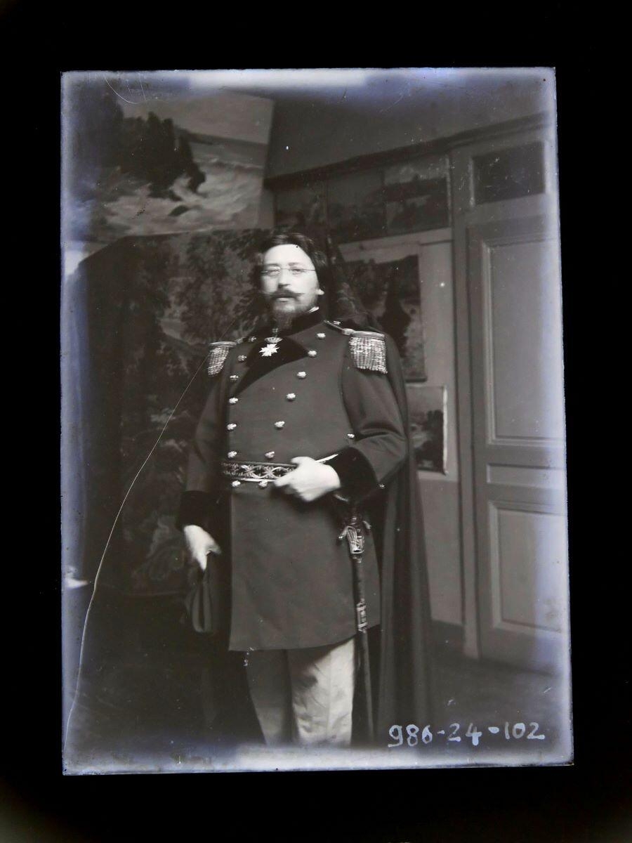 Portrait flou du peintre Léon Tirode posant debout en costume militaire