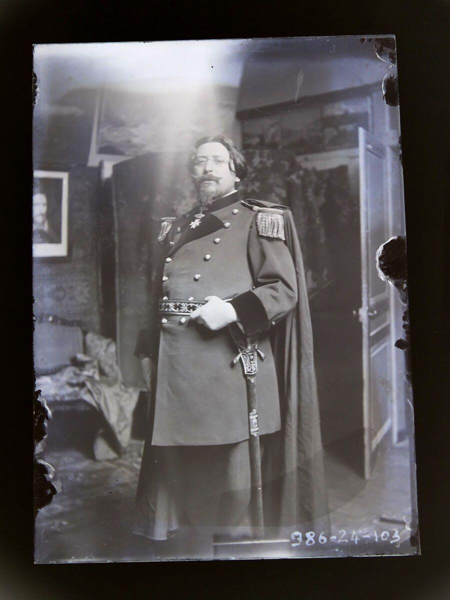 Portrait du peintre Léon Tirode posant debout en costume militaire