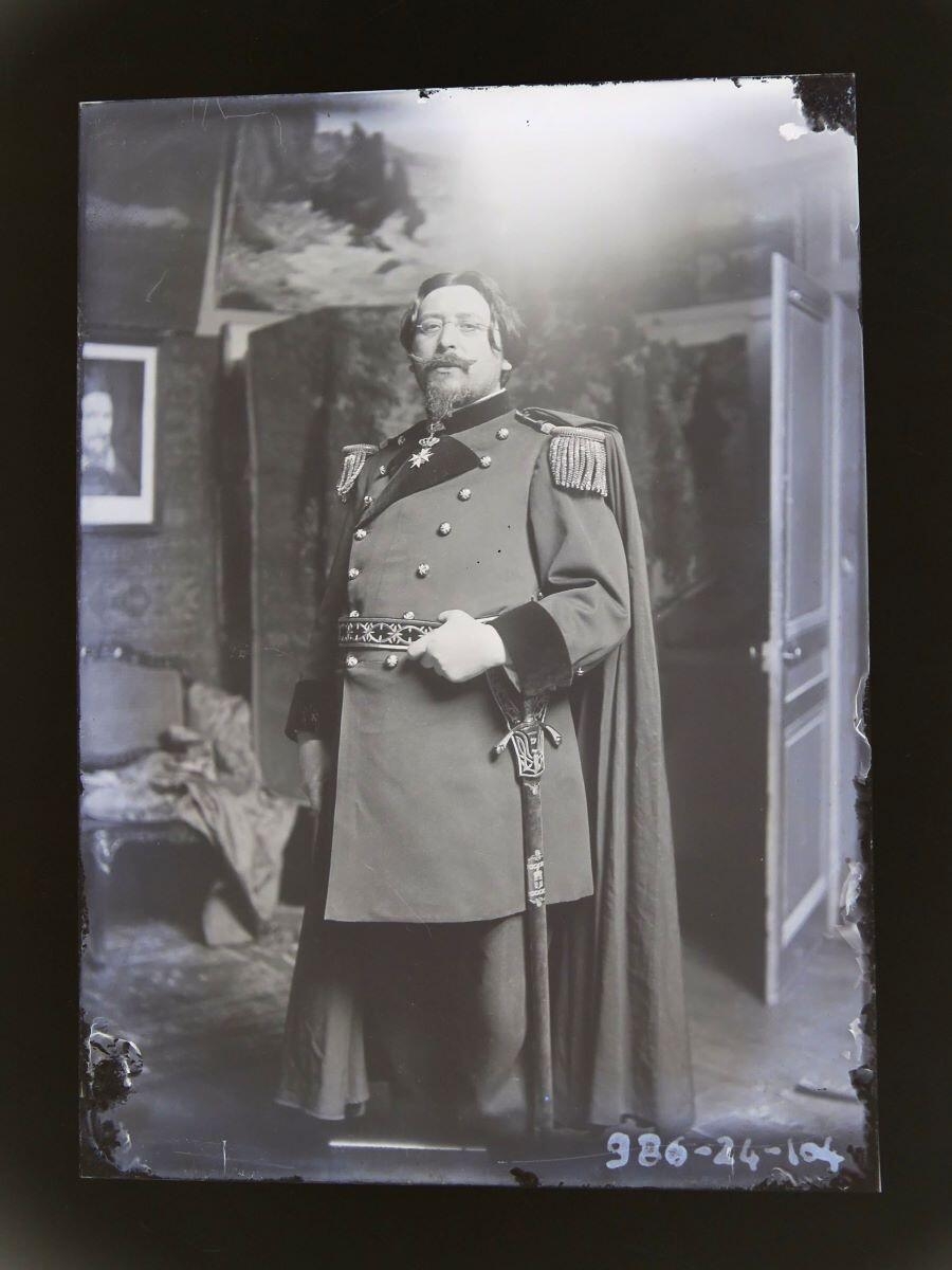 Portrait du peintre Léon Tirode posant debout en costume militaire