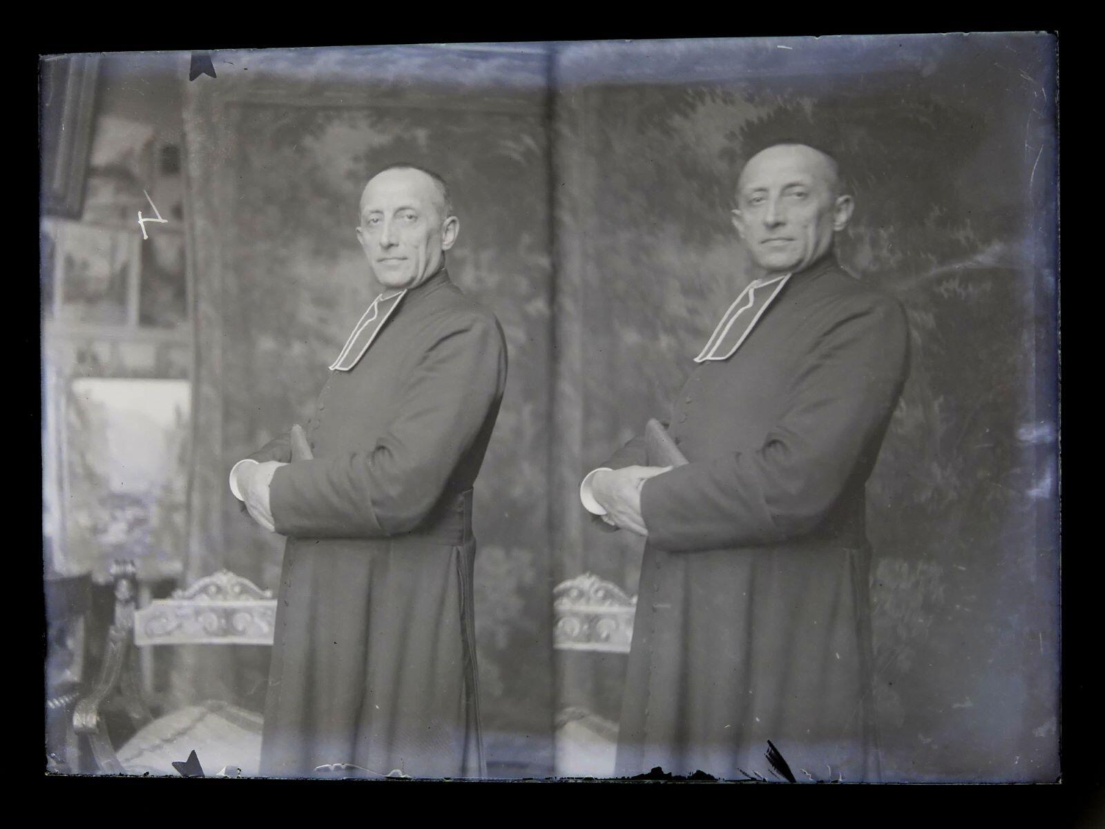 Double portrait d'un ecclésiastique en soutane, le chanoine Hubert Mourot (1866-1948) posant dans l'atelier du peintre Léon Tirode