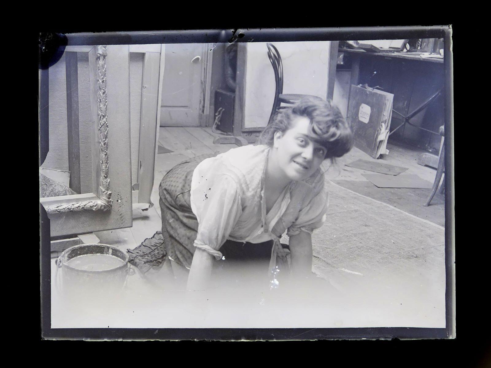 Femme agenouillée nettoyant le sol