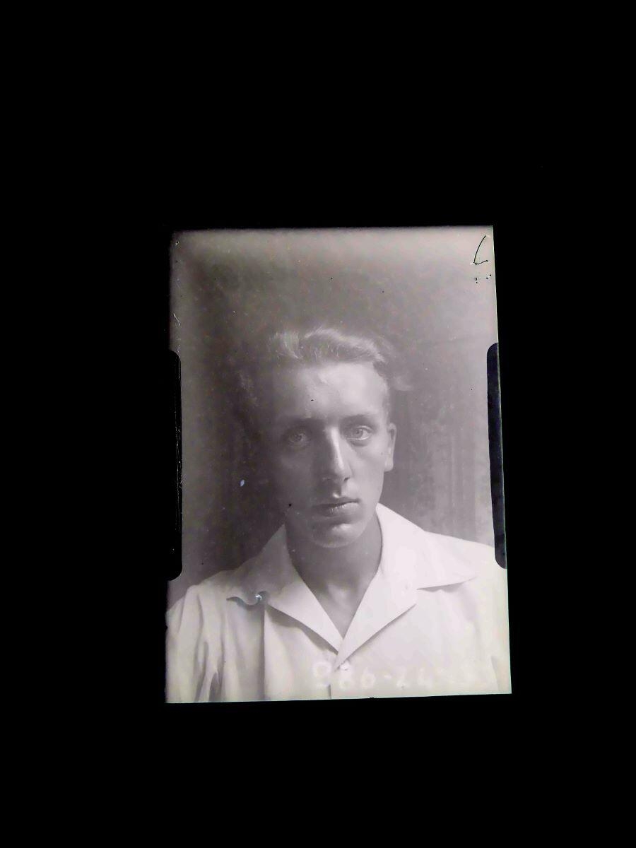 Portrait de jeune homme aux yeux clairs, vu de face