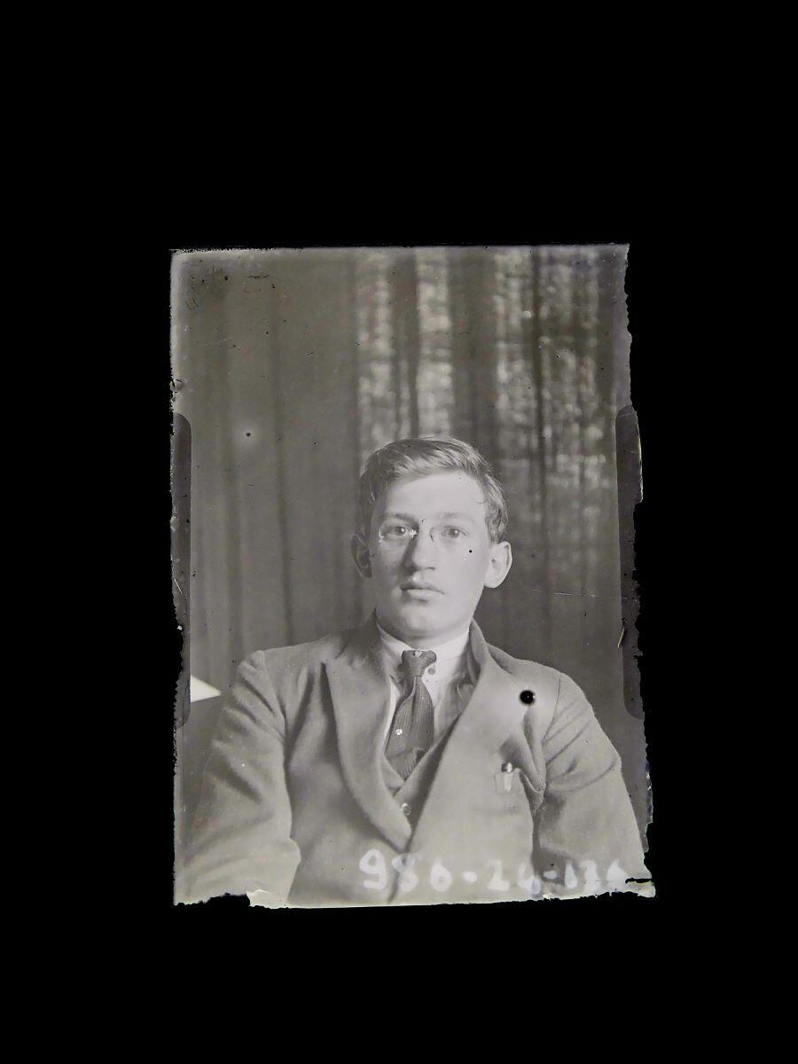 Portrait de jeune homme à lunettes, vu de face