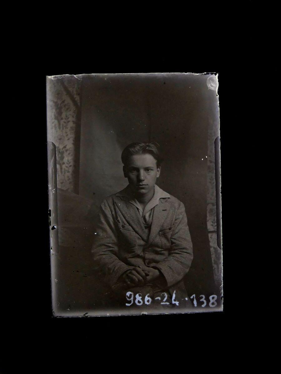 Portrait de jeune homme, mains croisées, vu de face