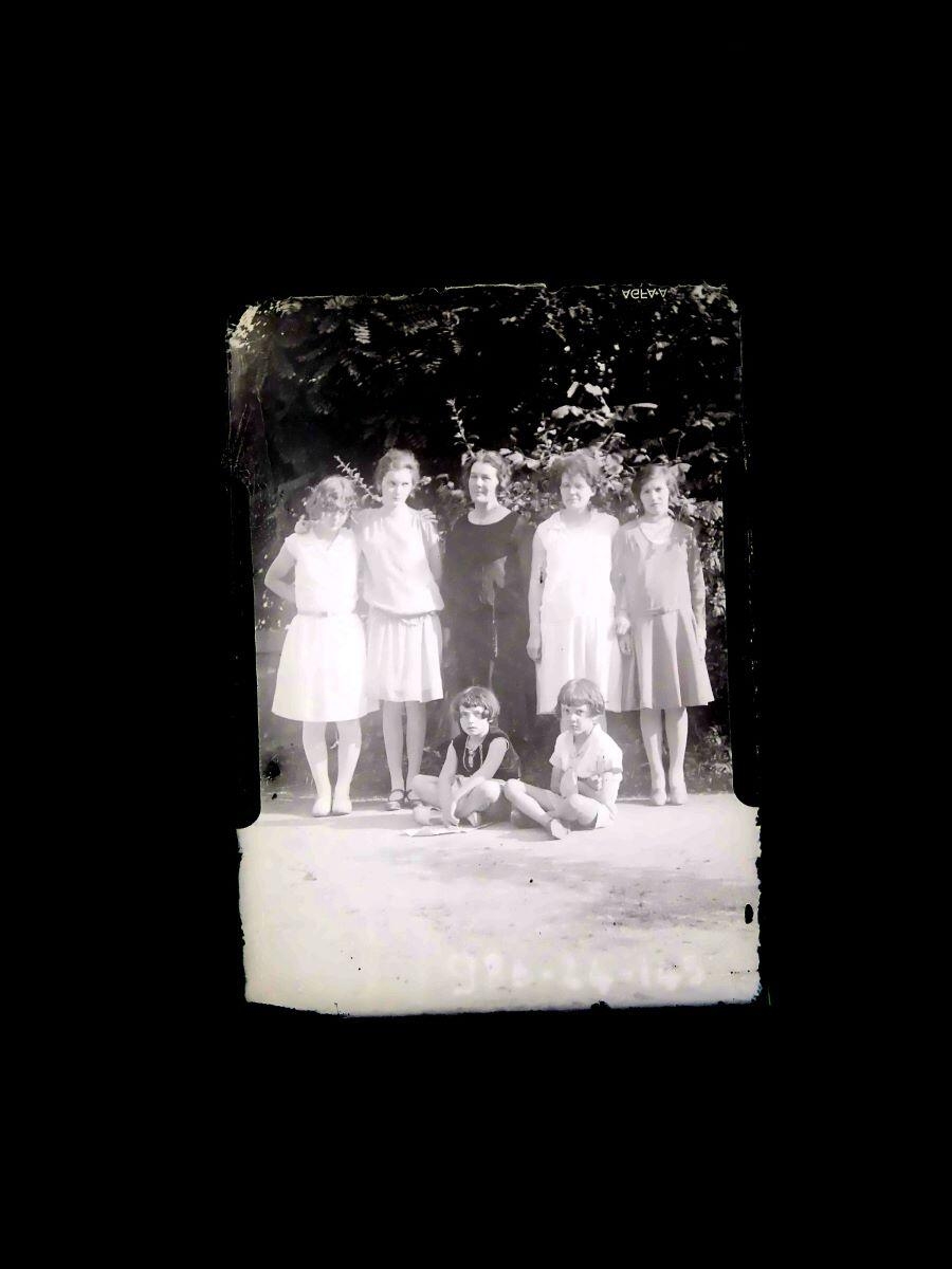 Portrait de groupe : cinq femmes et deux enfants