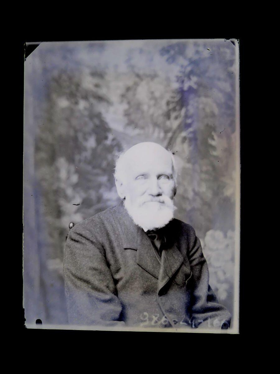 Portrait d'homme âgé et barbu posant dans l'atelier