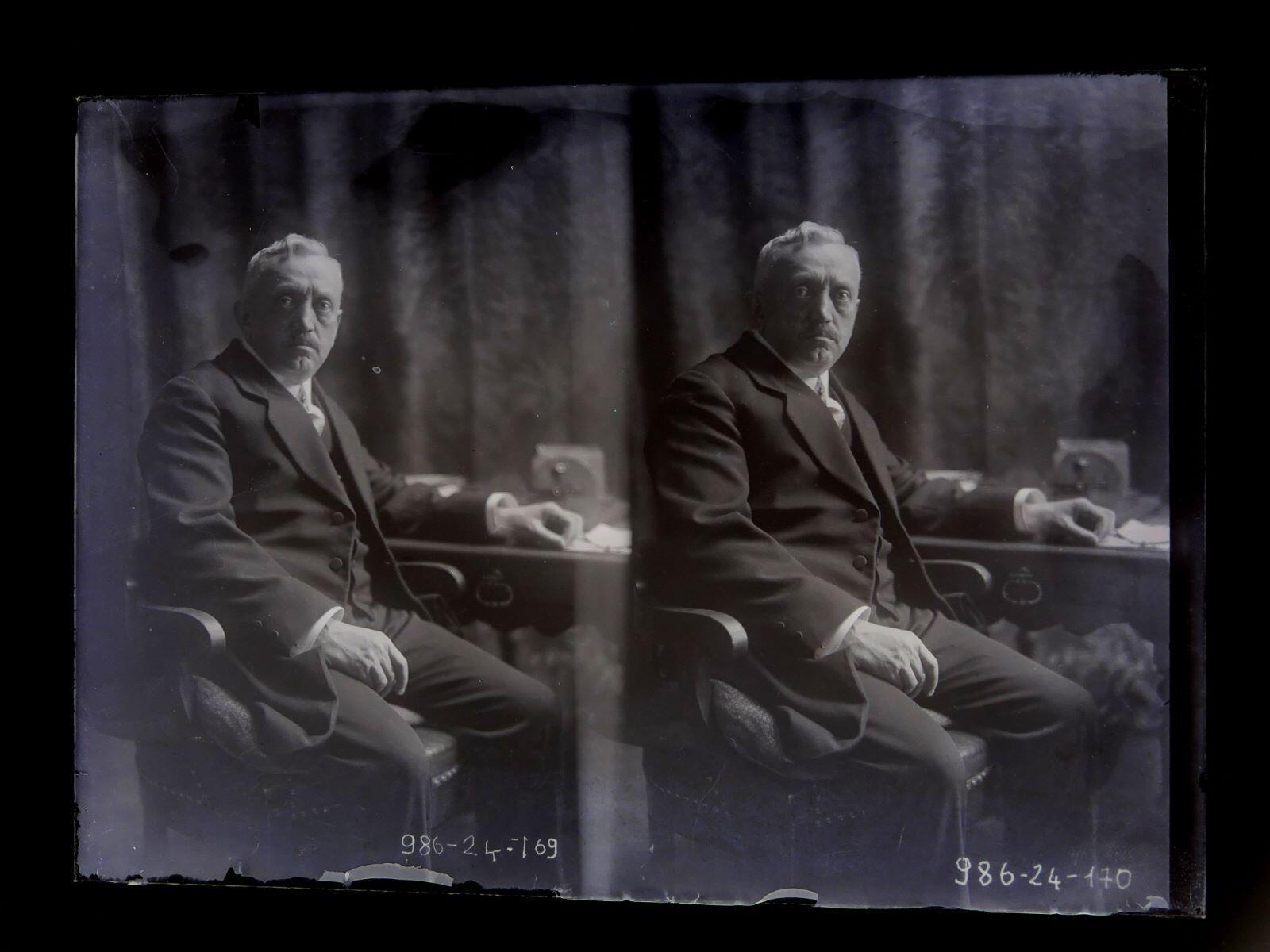 Double portrait d'homme assis à une table de travail