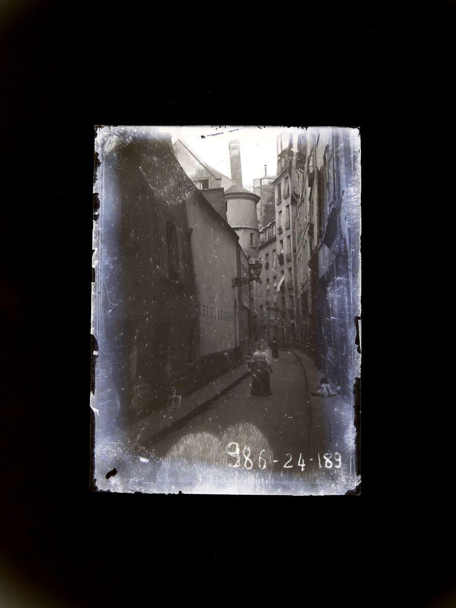 Vue de l'Hôtel de Sens, rue du Figuier, dans le 4e arrondissement de Paris