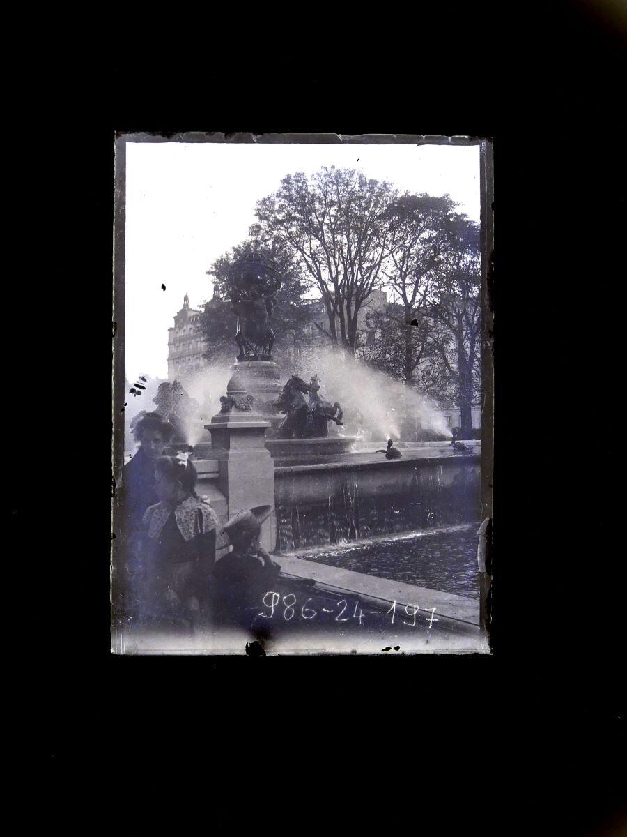 Femme et enfants devant la fontaine de l'Observatoire au jardin du Luxembourg