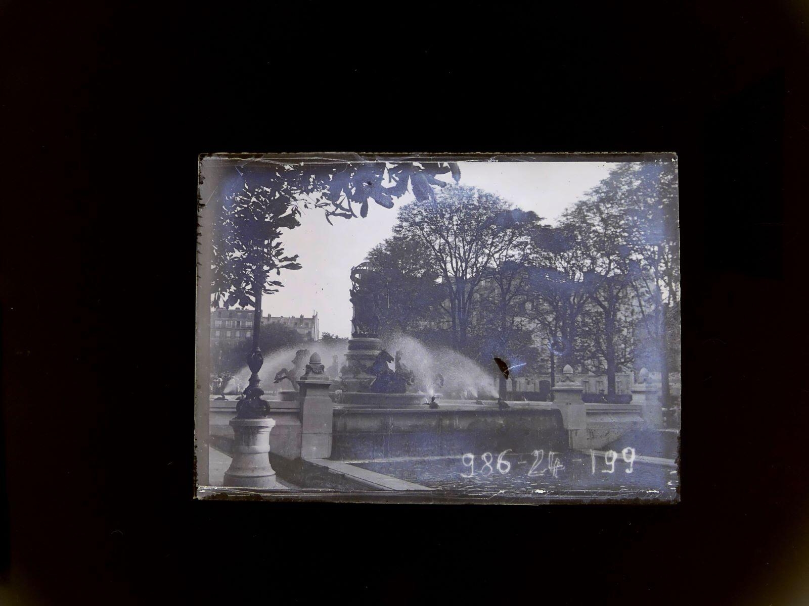 La fontaine de l'Observatoire au jardin du Luxembourg