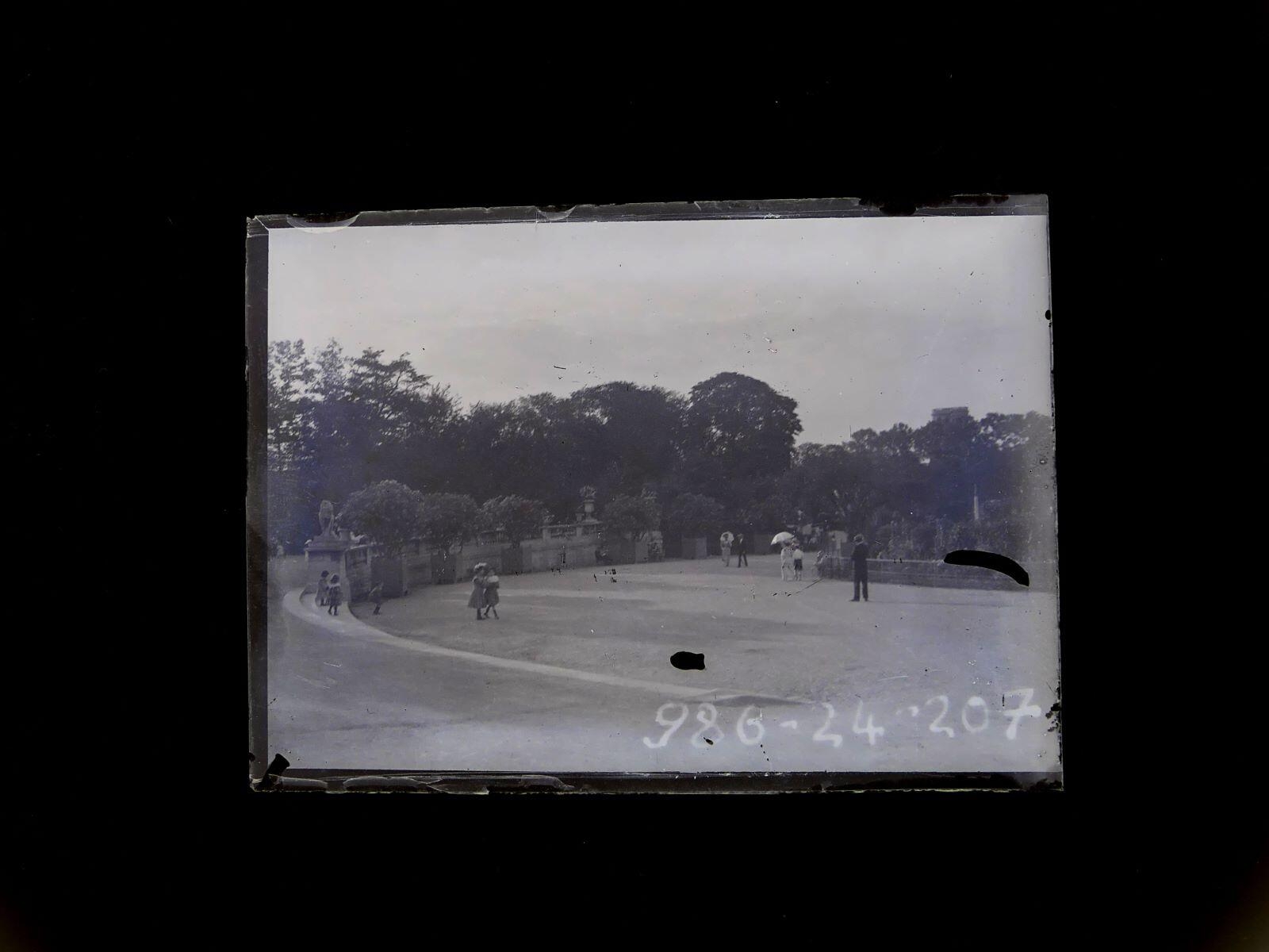 Promeneurs dans les jardins du Luxembourg
