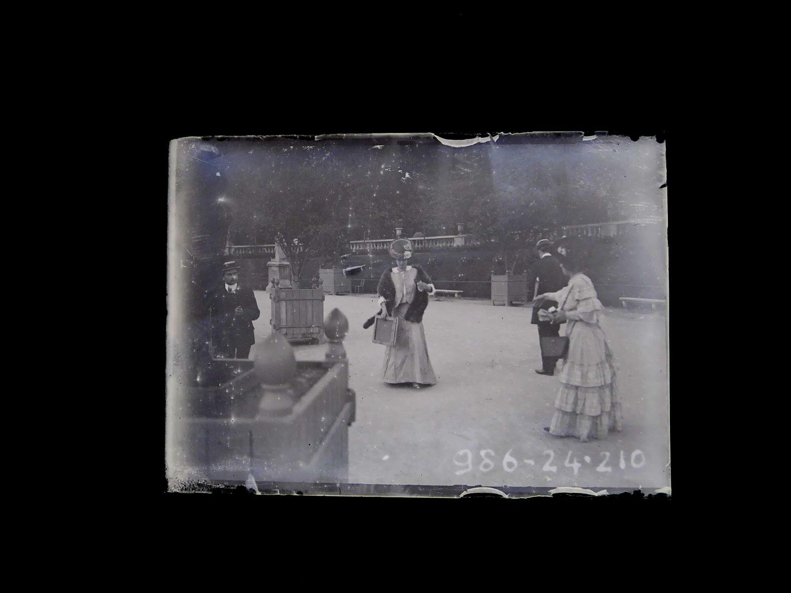 Jeunes femmes, dont l'une tient un tableau à la main, dans les jardins du Luxembourg