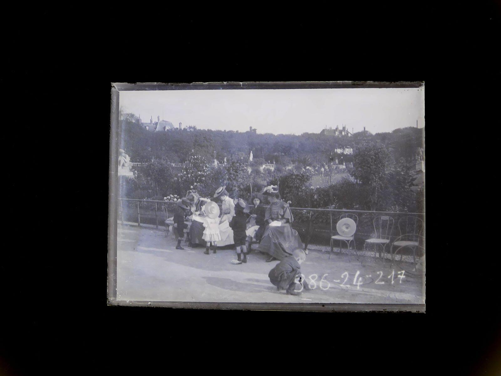 Femmes et enfants dans les jardins du Luxembourg