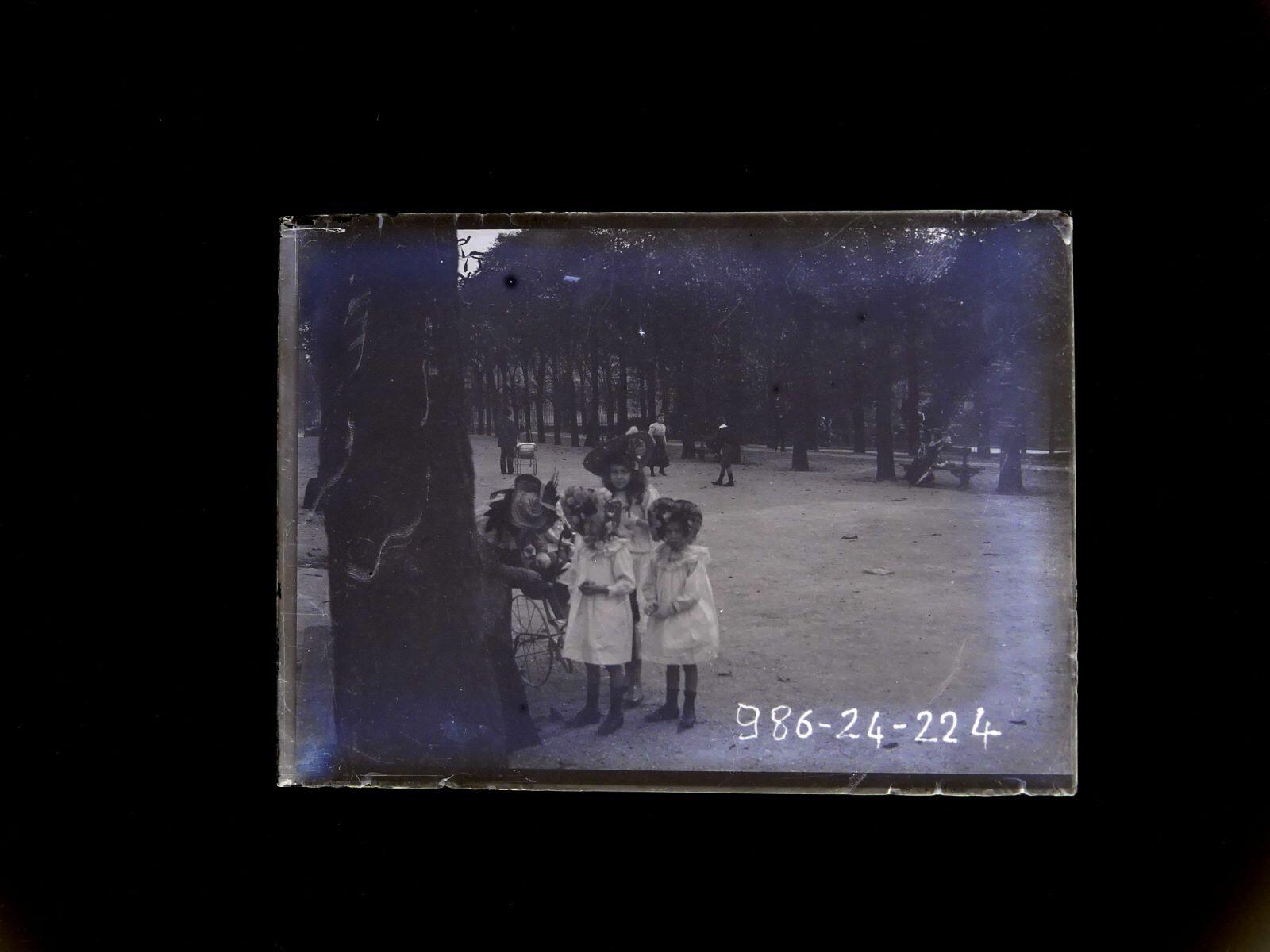 Petites filles en promenade dans un parc