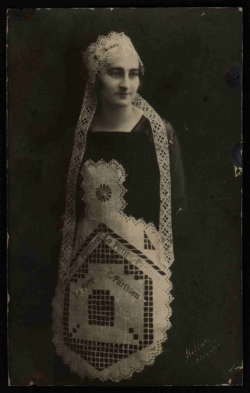 Portrait d'une lauréate du concours de fabrication de bonnets de papier organisé par le journal "Le Petit Parisien" entre 1929 et 1931 (titre factice)