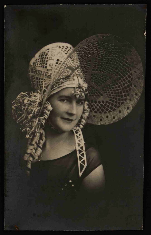 Portrait d'une lauréate du concours de fabrication de bonnets de papier organisé par le journal "Le Petit Parisien" entre 1929 et 1931 (titre factice)