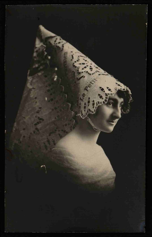 Portrait d'une lauréate du concours de fabrication de bonnets de papier organisé par le journal "Le Petit Parisien" entre 1929 et 1931 (titre factice)