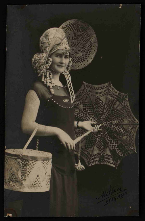 Portrait d'une lauréate du concours de fabrication de bonnets de papier organisé par le journal "Le Petit Parisien" entre 1929 et 1931 (titre factice)