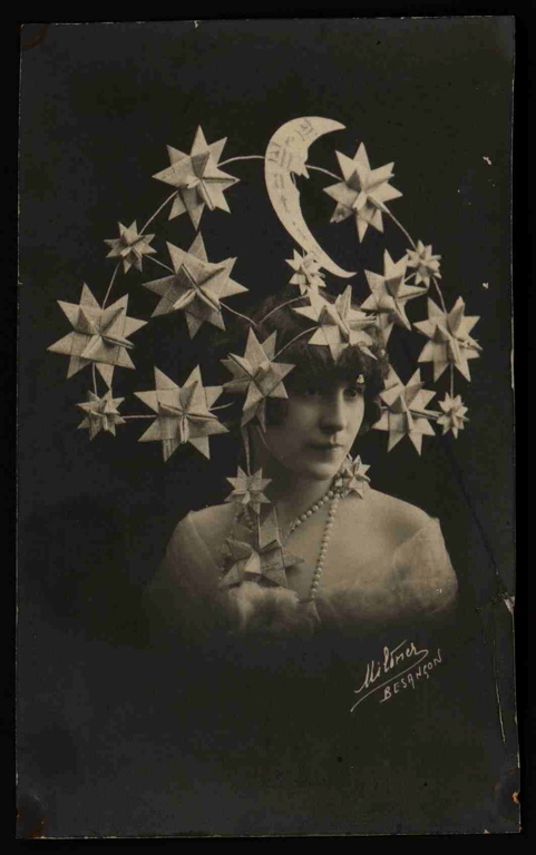 Portrait d'une lauréate du concours de fabrication de bonnets de papier organisé par le journal "Le Petit Parisien" entre 1929 et 1931 (titre factice)