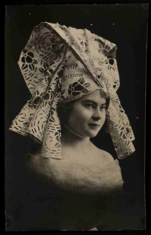 Portrait d'une lauréate du concours de fabrication de bonnets de papier organisé par le journal "Le Petit Parisien" entre 1929 et 1931 (titre factice)