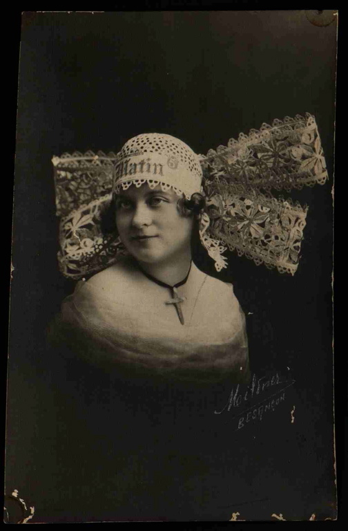 Portrait d'une lauréate du concours de fabrication de bonnets de papier organisé par le journal "Le Petit Parisien" entre 1929 et 1931 (titre factice)
