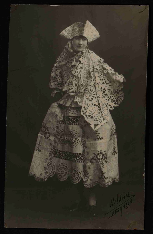 Portrait d'une lauréate du concours de fabrication de bonnets de papier organisé par le journal "Le Petit Parisien" entre 1929 et 1931 (titre factice)