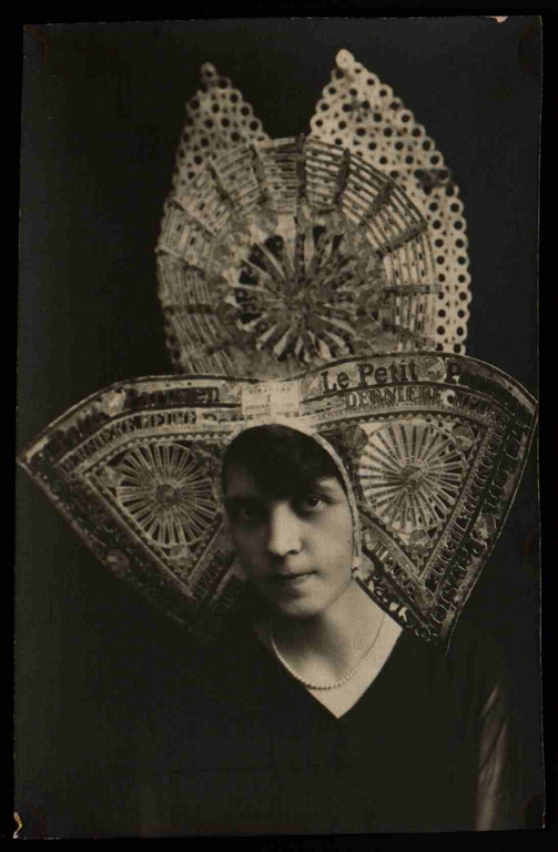 Portrait d'une lauréate du concours de fabrication de bonnets de papier organisé par le journal "Le Petit Parisien" entre 1929 et 1931 (titre factice)