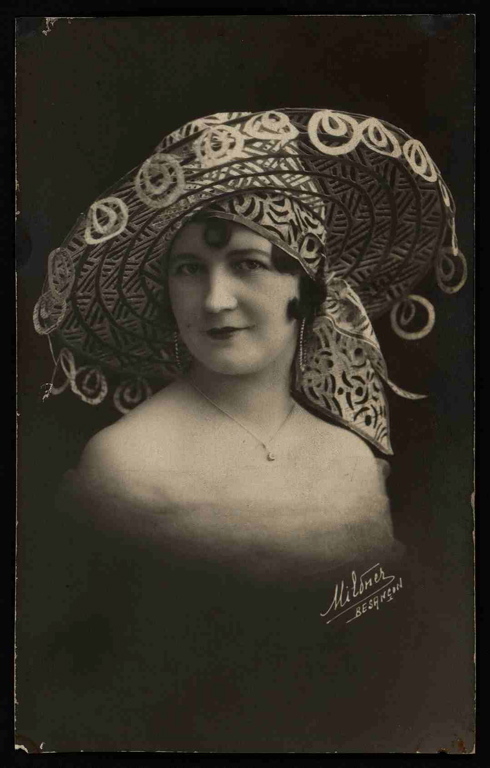 Portrait d'une lauréate du concours de fabrication de bonnets de papier organisé par le journal "Le Petit Parisien" entre 1929 et 1931 (titre factice)