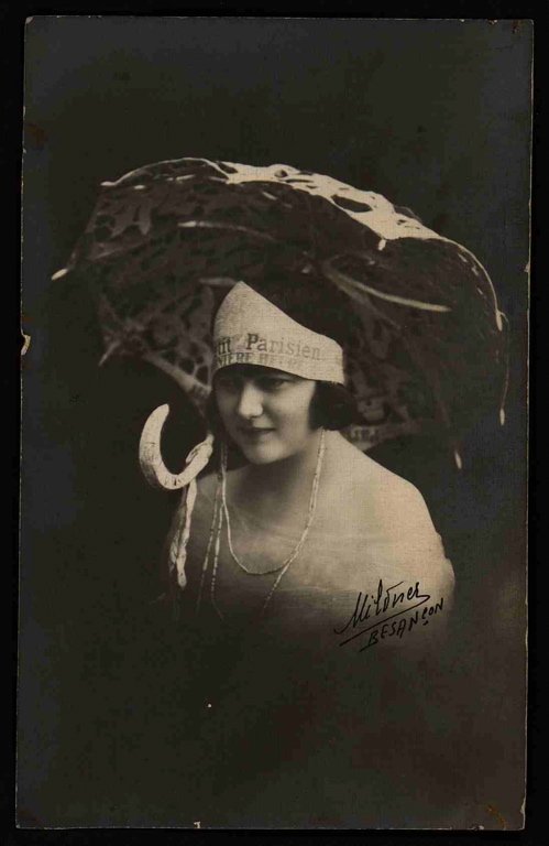 Portrait d'une lauréate du concours de fabrication de bonnets de papier organisé par le journal "Le Petit Parisien" entre 1929 et 1931 (titre factice)