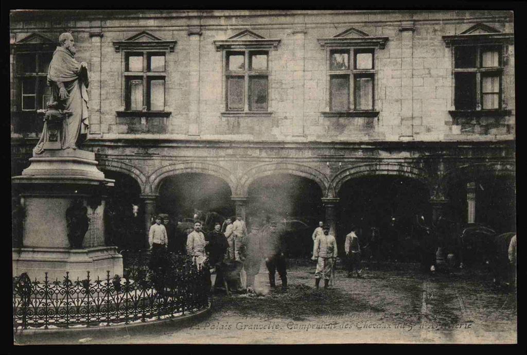 BESANÇON - Inondations de Janvier 1910 - Le Palais Granvelle. Campement des Chevaux du 5° d'Artillerie