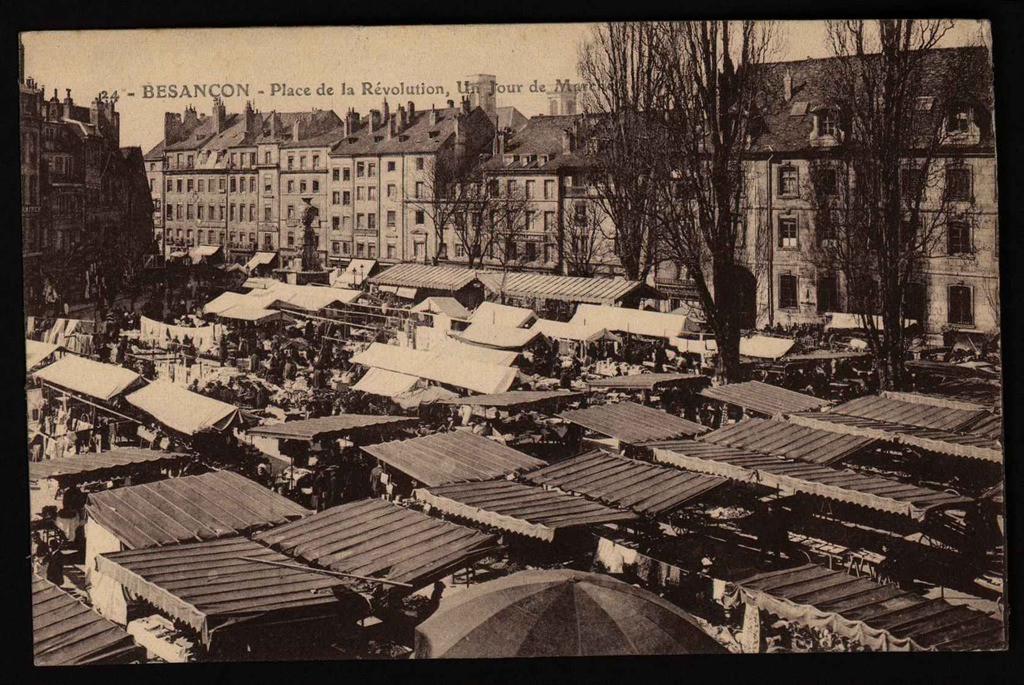 BESANÇON - Place de la Révolution, un jour de Marché