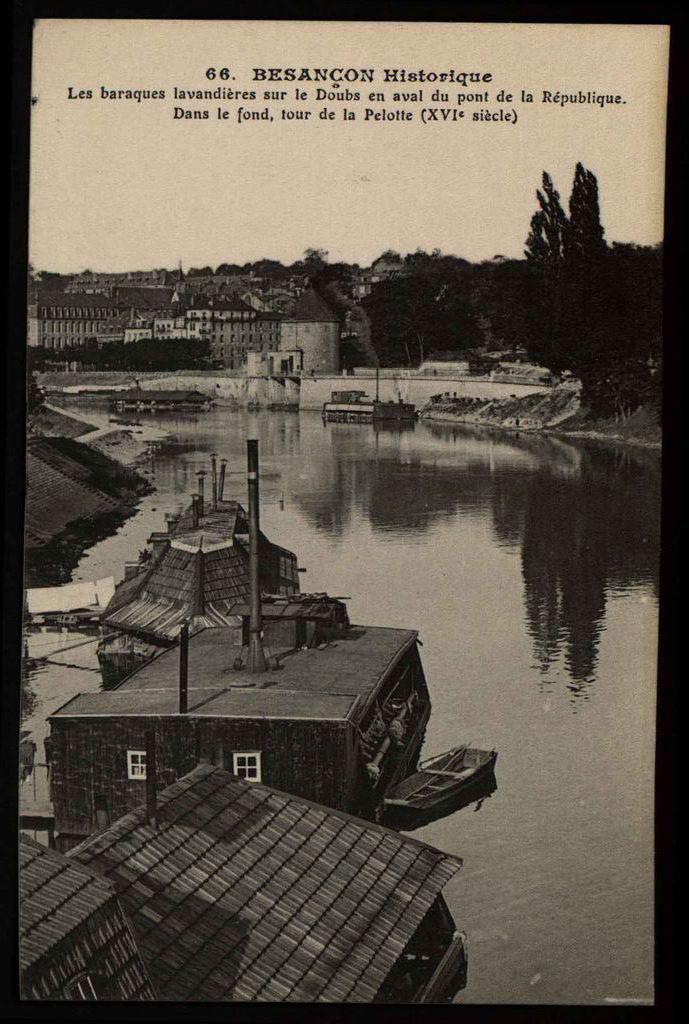 BESANÇON - Les baraques lavandières sur le Doubs en aval du pont de la République.