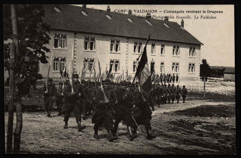 31 - CAMP du VALDAHON - Compagnie rentrant le Drapeau