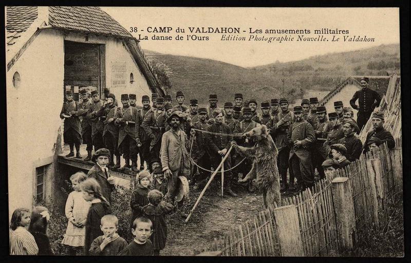 38 - CAMP du VALDAHON - Les amusements militaires - La danse de l'Ours