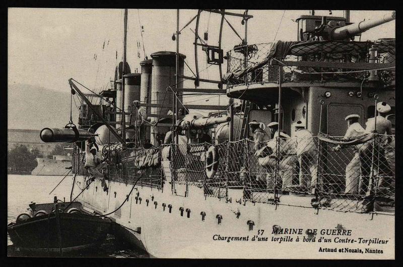 Chargement d'une torpille à bord d'un Contre-Torpilleur