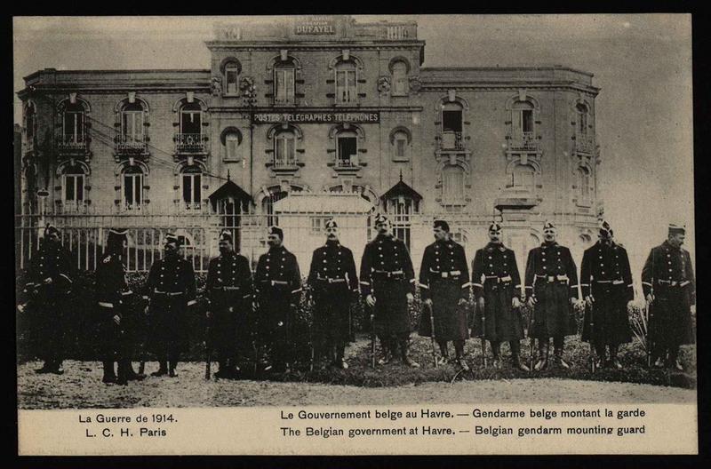 La Guerre de 1914 . Le Gouvernement belge au Havre - Gendarme belge montant la garde