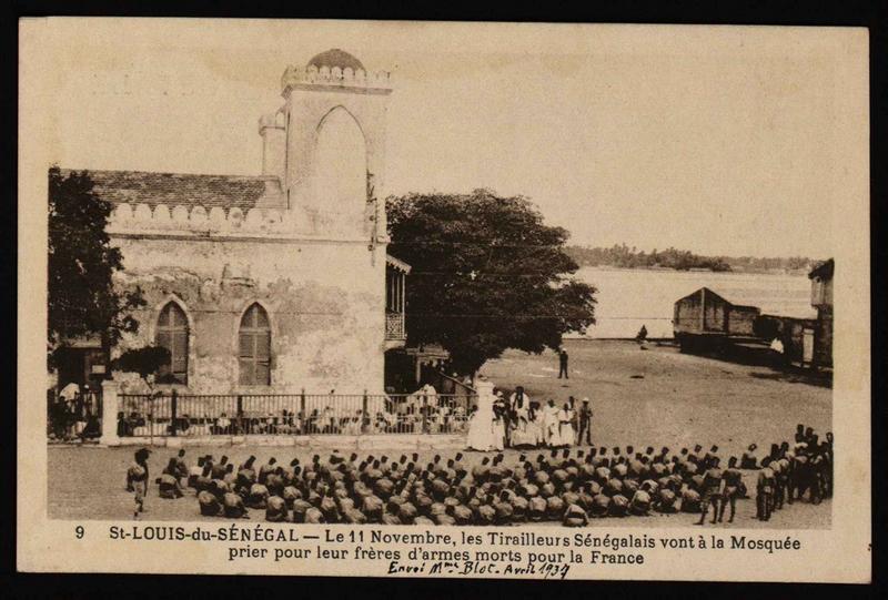 9- St-LOUIS-du-SENEGAL - Le 11 novembre, les Tirailleurs Sénégalais vont à la Mosquée prier pour leurs frères d'armes morts pour la France