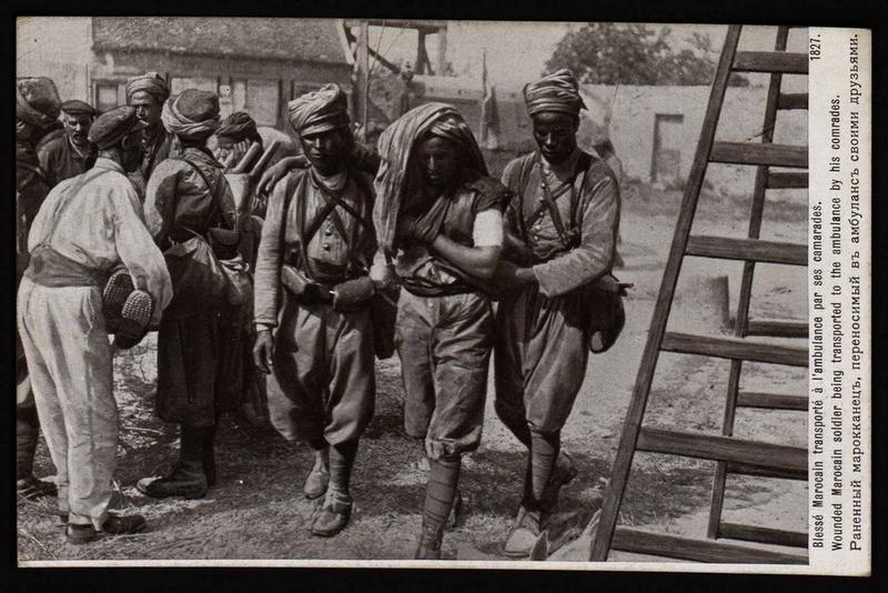 Blessé Marocain transporté à l'ambulance par ses camarades