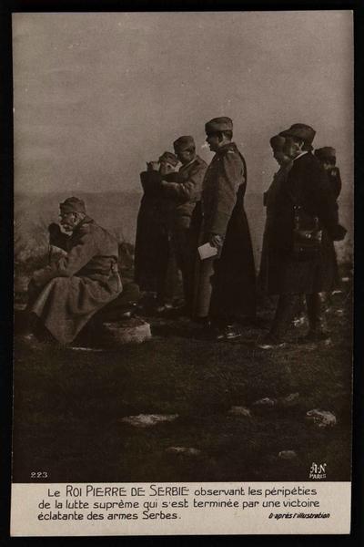Le ROI PIERRE DE SERBIE observant les péripéties de la lutte suprême qui s'est terminée par une victoire éclatante des armes Serbes