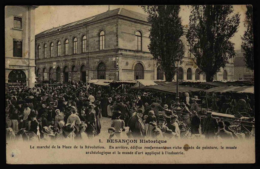 BESANÇON  - Le marché de la Place de la Révolution.