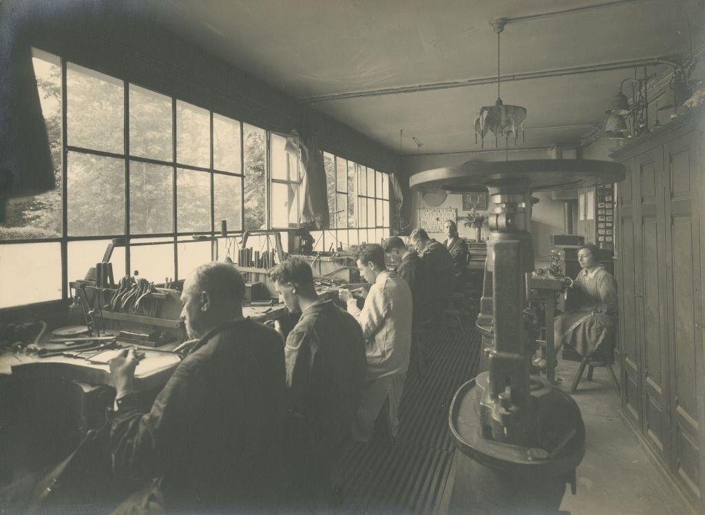 Vue des ateliers de l'entreprise d'horlogerie Hatot situés 13 rue de la Rotonde à Besançon (titre factice)