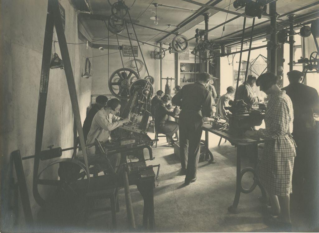 Vue des ateliers de l'entreprise d'horlogerie Hatot situés 13 rue de la Rotonde à Besançon (titre factice)