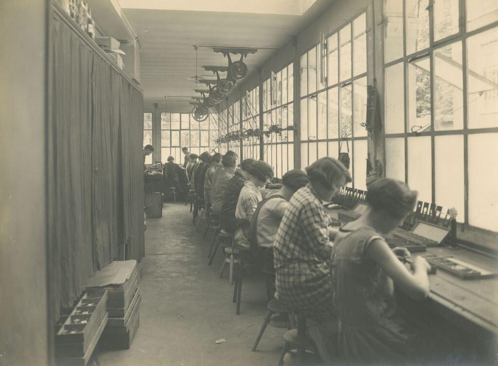 Vue des ateliers de l'entreprise d'horlogerie Hatot situés 13 rue de la Rotonde à Besançon (titre factice)