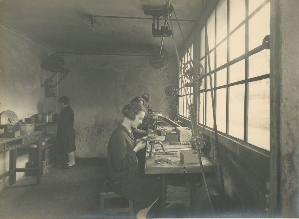 Vue des ateliers de l'entreprise d'horlogerie Hatot situés 13 rue de la Rotonde à Besançon (titre factice)