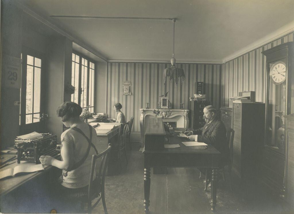 Vue des ateliers de l'entreprise d'horlogerie Hatot situés 13 rue de la Rotonde à Besançon (titre factice)