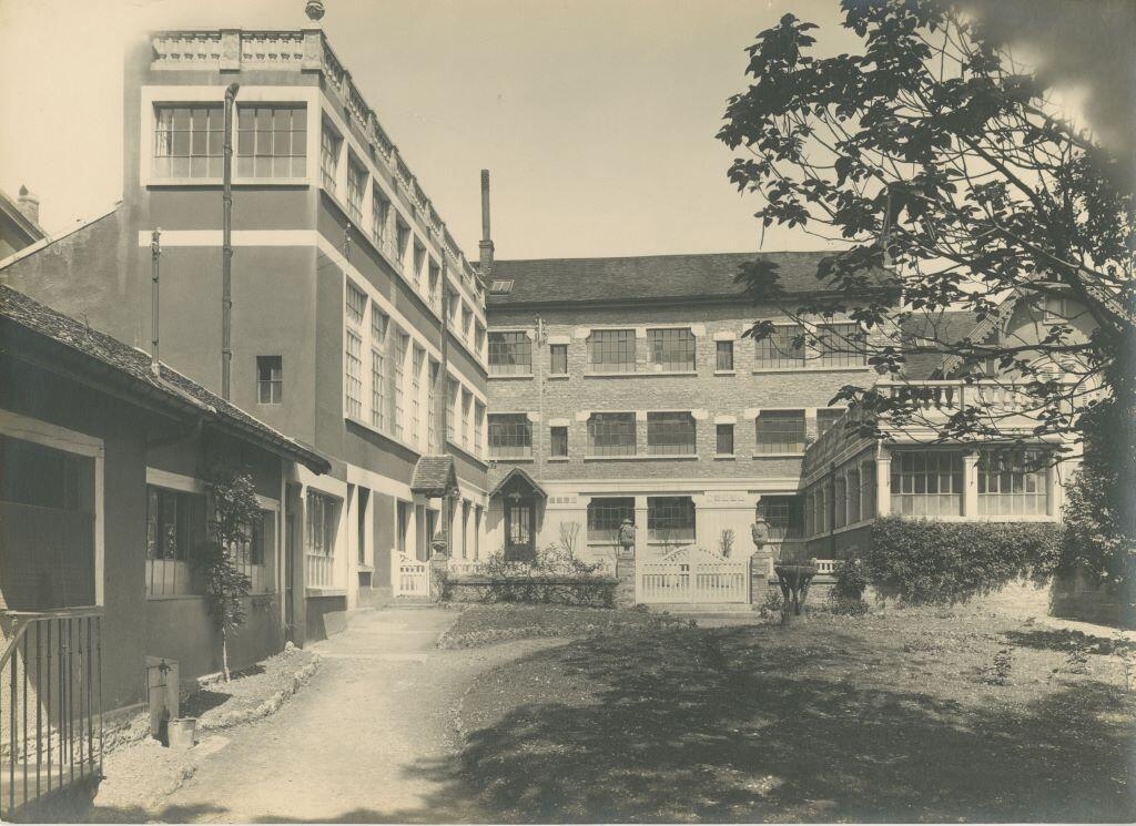 Vue des ateliers de l'entreprise d'horlogerie Hatot situés 13 rue de la Rotonde à Besançon (titre factice)