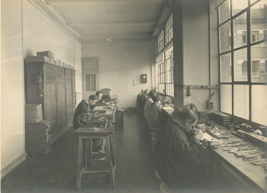 Vue des ateliers de l'entreprise d'horlogerie Hatot situés 13 rue de la Rotonde à Besançon (titre factice)