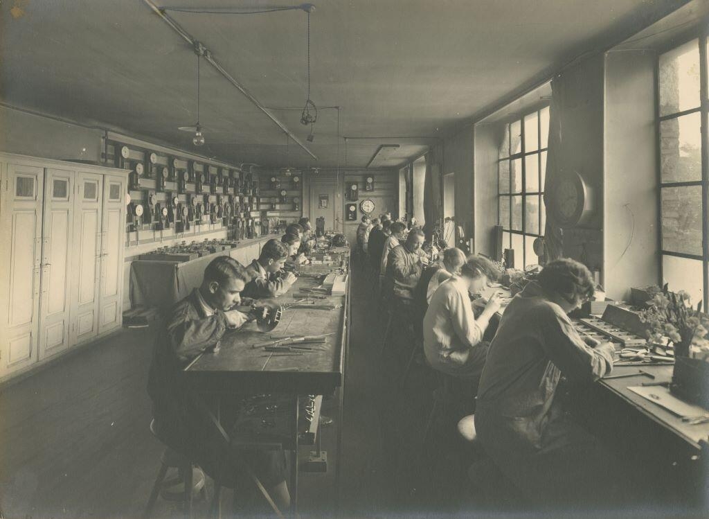 Vue des ateliers de l'entreprise d'horlogerie Hatot situés 13 rue de la Rotonde à Besançon (titre factice)