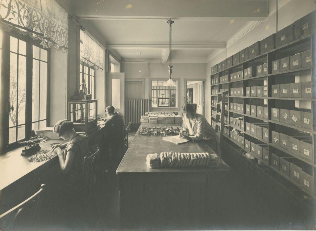 Vue des ateliers de l'entreprise d'horlogerie Hatot situés 13 rue de la Rotonde à Besançon (titre factice)